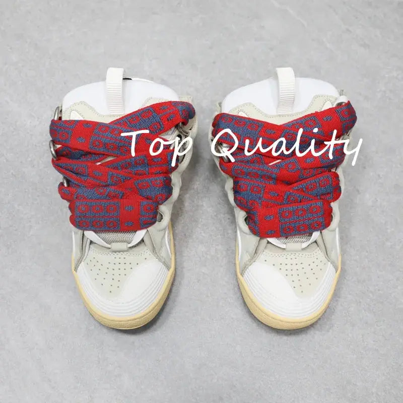 "Sneakers nere con lacci branded e dettagli bianchi" 👟 All You Need