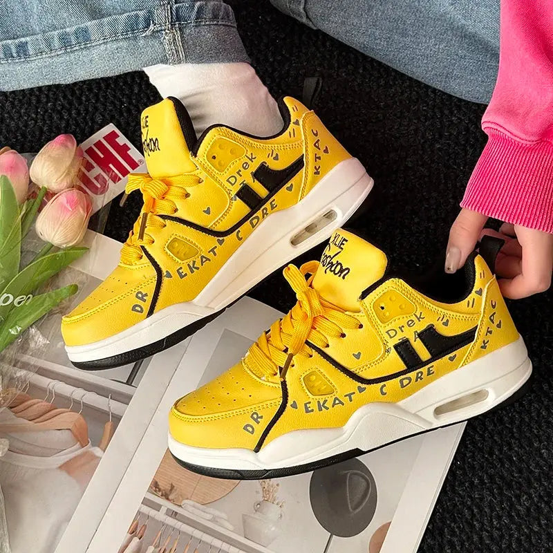 "Sneakers gialle con dettagli neri e suola bianca" 👟 All You Need