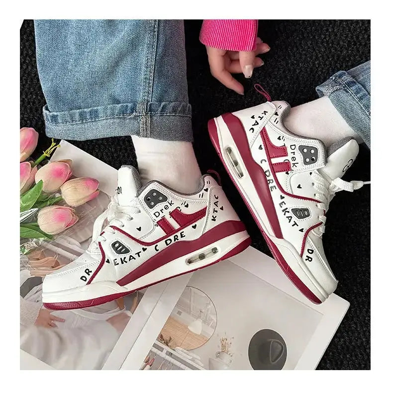 "Sneakers gialle con dettagli neri e suola bianca" 👟 All You Need