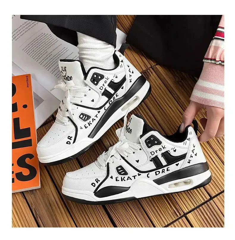 "Sneakers gialle con dettagli neri e suola bianca" 👟 All You Need