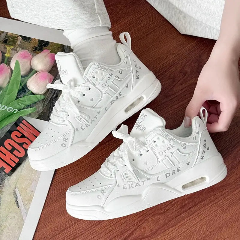 "Sneakers gialle con dettagli neri e suola bianca" 👟 All You Need