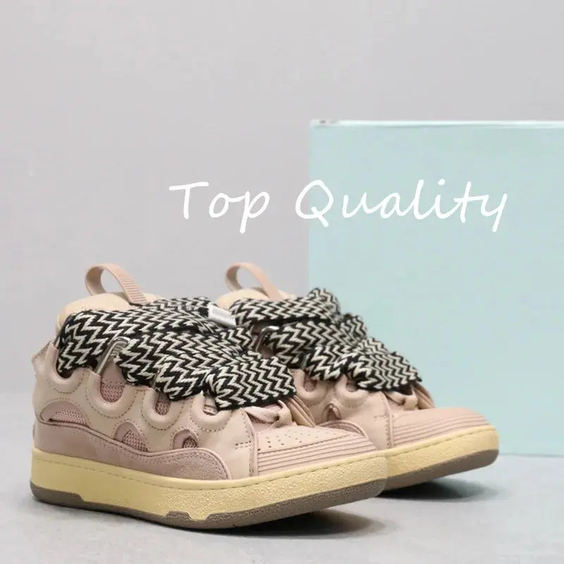 "Sneakers nere con lacci branded e dettagli bianchi" 👟 All You Need