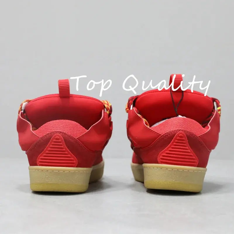 "Sneakers nere con lacci branded e dettagli bianchi" 👟 All You Need