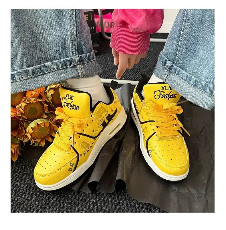 "Sneakers gialle con dettagli neri e suola bianca" 👟 All You Need