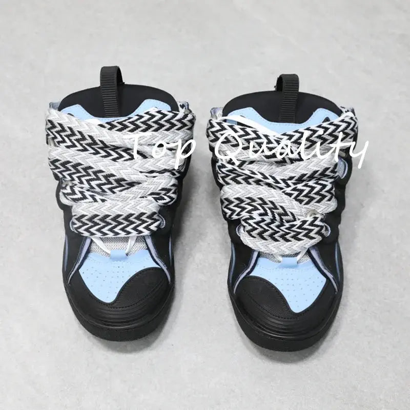 "Sneakers nere con lacci branded e dettagli bianchi" 👟 All You Need