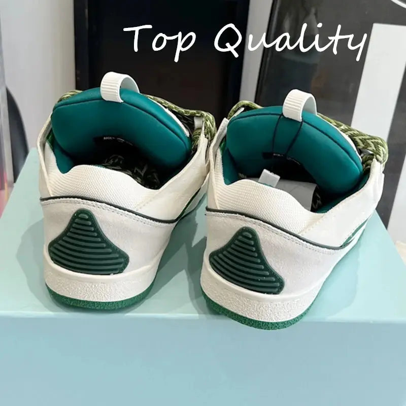 "Sneakers nere con lacci branded e dettagli bianchi" 👟 All You Need