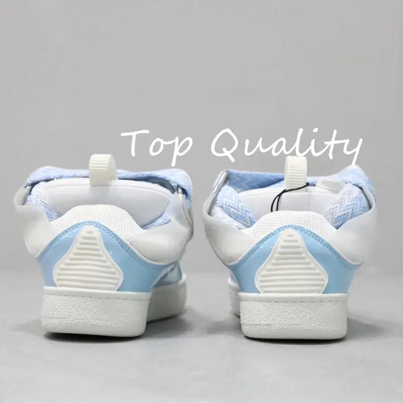 "Sneakers nere con lacci branded e dettagli bianchi" 👟 All You Need