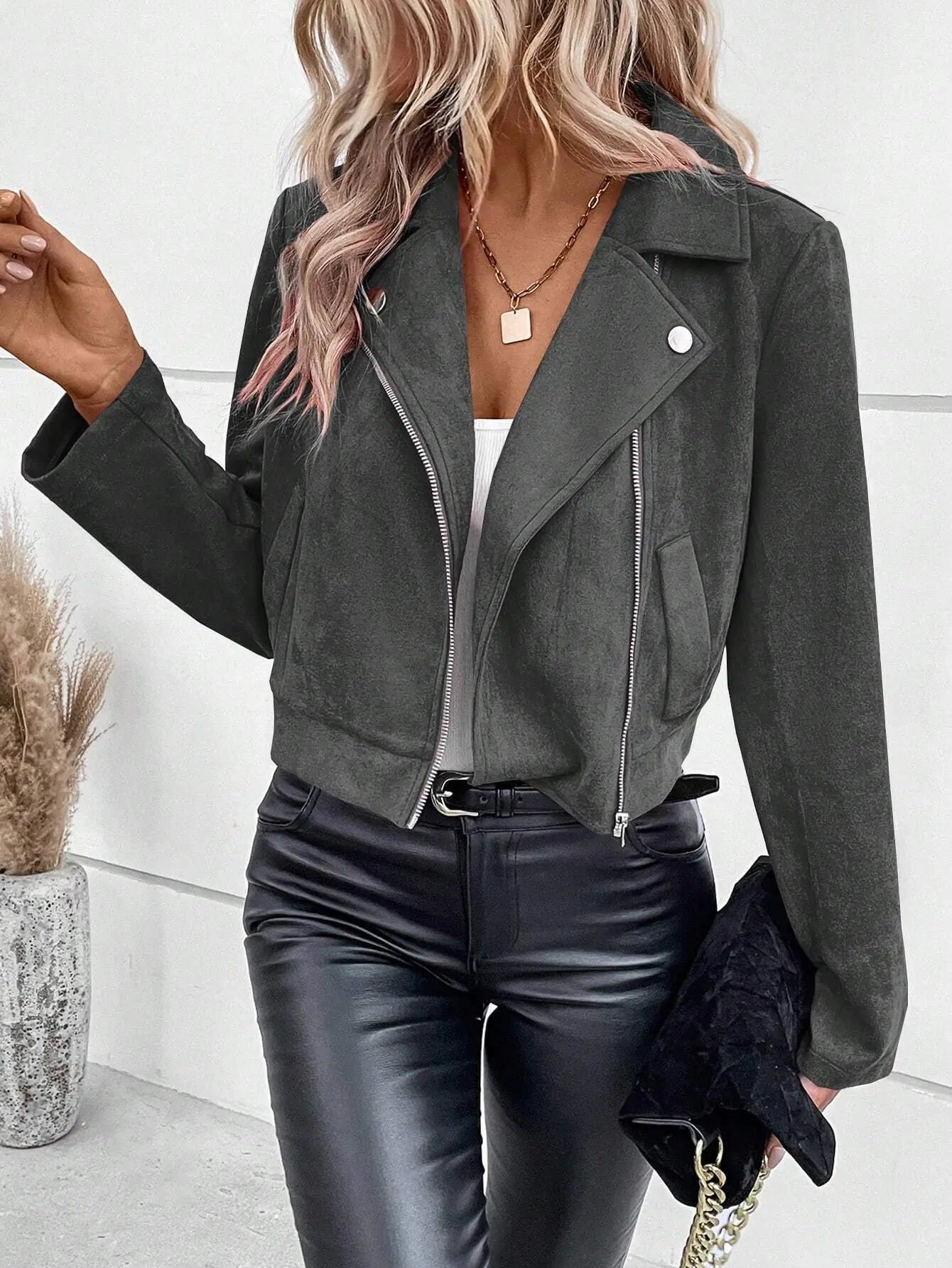 “Giacca Invernale Donna Slim-Fit – Stile Moderno con Zip Frontale” All You Need