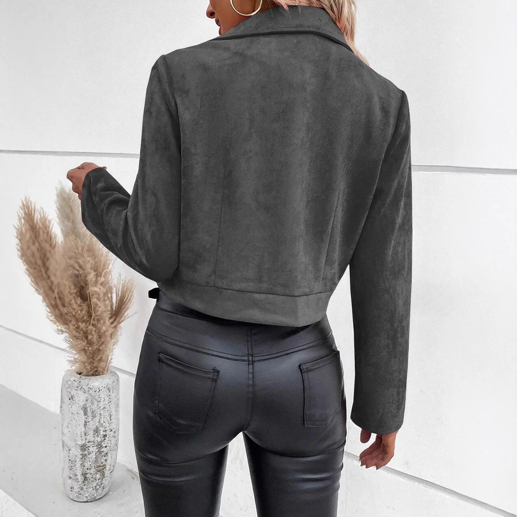 “Giacca Invernale Donna Slim-Fit – Stile Moderno con Zip Frontale” All You Need