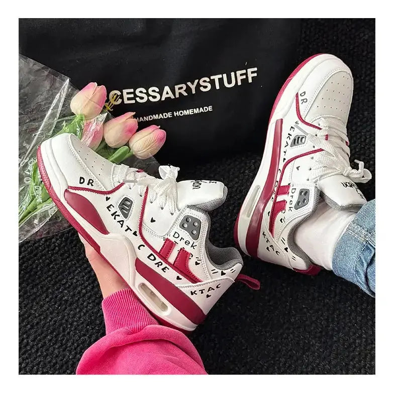 "Sneakers gialle con dettagli neri e suola bianca" 👟 All You Need