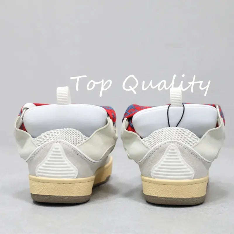"Sneakers nere con lacci branded e dettagli bianchi" 👟 All You Need