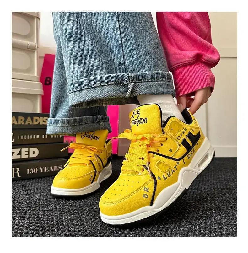 "Sneakers gialle con dettagli neri e suola bianca" 👟 All You Need