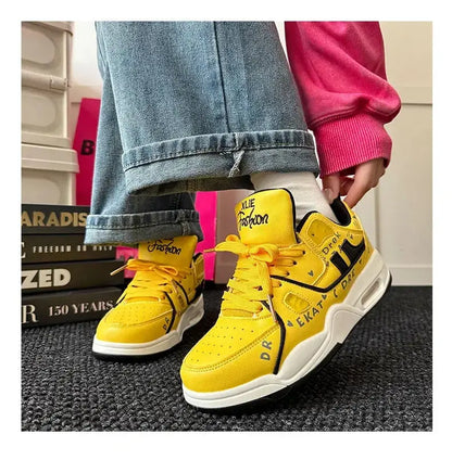 "Sneakers gialle con dettagli neri e suola bianca" 👟 All You Need