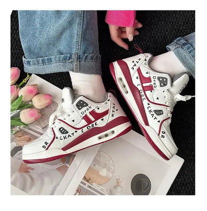 "Sneakers gialle con dettagli neri e suola bianca" 👟 All You Need