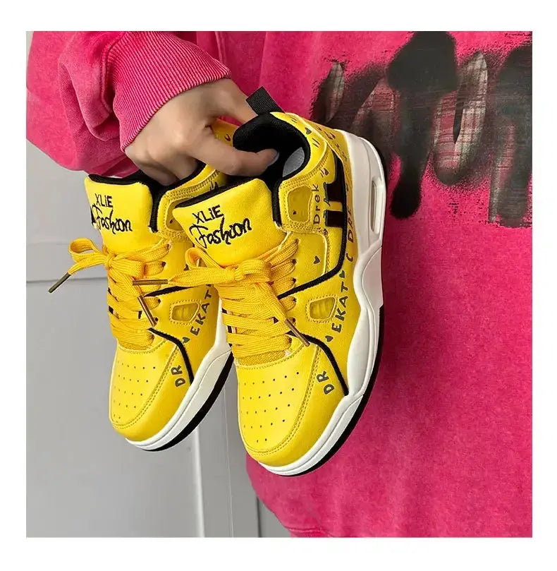 "Sneakers gialle con dettagli neri e suola bianca" 👟 All You Need