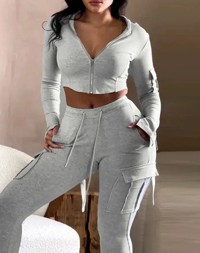 "Completo donna in due pezzi con felpa corta e pantaloni a zampa color grigio talpa" 👗✨ All You Need