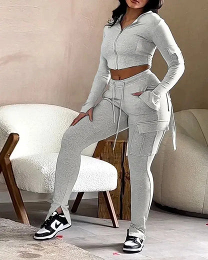 "Completo donna in due pezzi con felpa corta e pantaloni a zampa color grigio talpa" 👗✨ All You Need