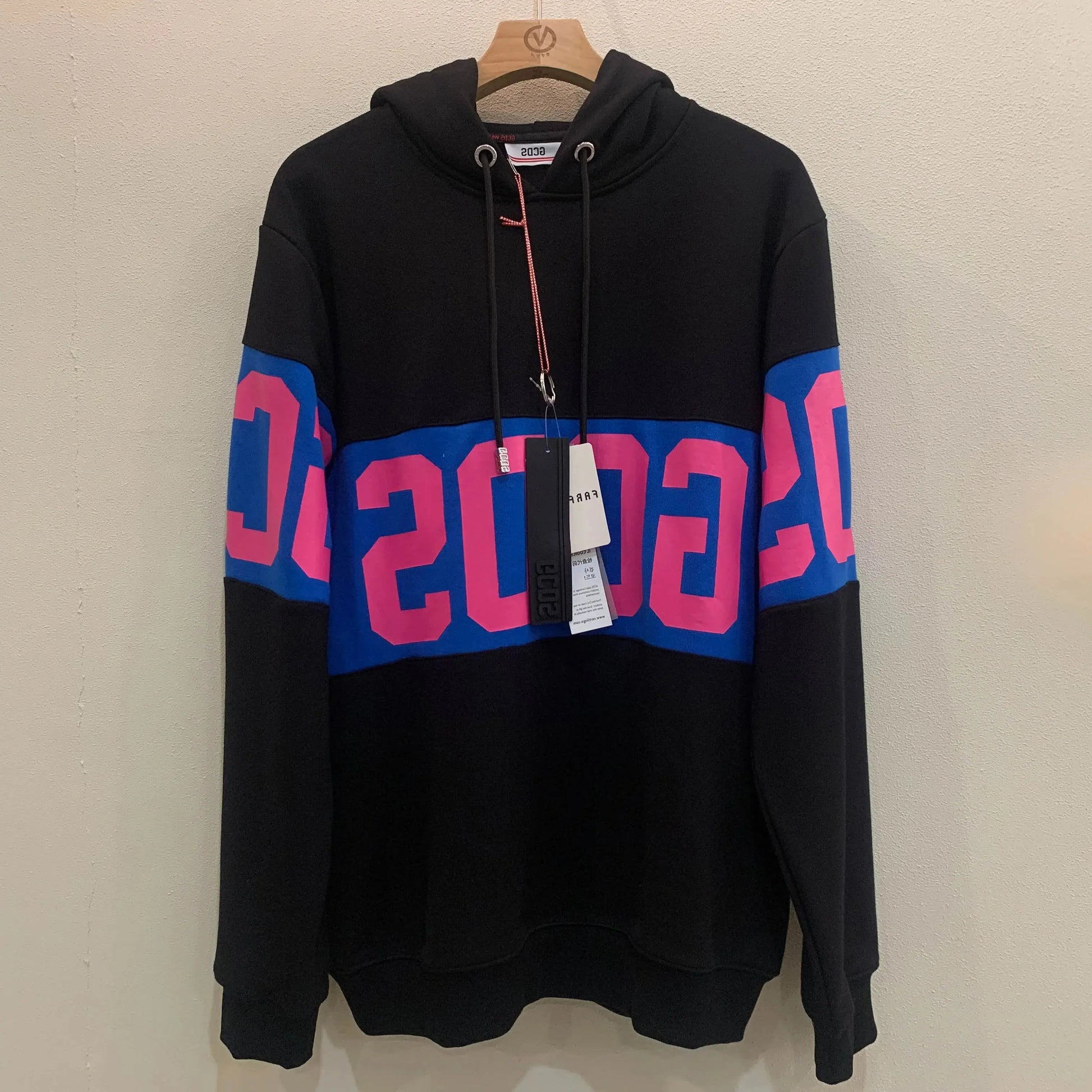 "Felpa nera con cappuccio e logo bianco/rosso a fascia" All You Need