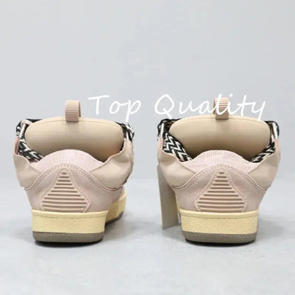 "Sneakers nere con lacci branded e dettagli bianchi" 👟 All You Need