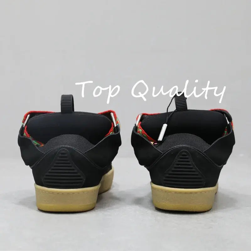 "Sneakers nere con lacci branded e dettagli bianchi" 👟 All You Need