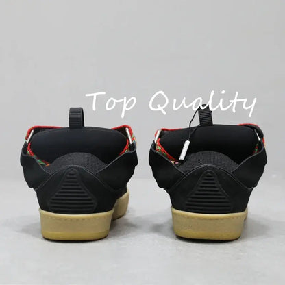 "Sneakers nere con lacci branded e dettagli bianchi" 👟 All You Need