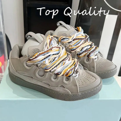 "Sneakers nere con lacci branded e dettagli bianchi" 👟 All You Need
