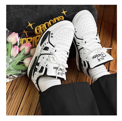 "Sneakers gialle con dettagli neri e suola bianca" 👟 All You Need
