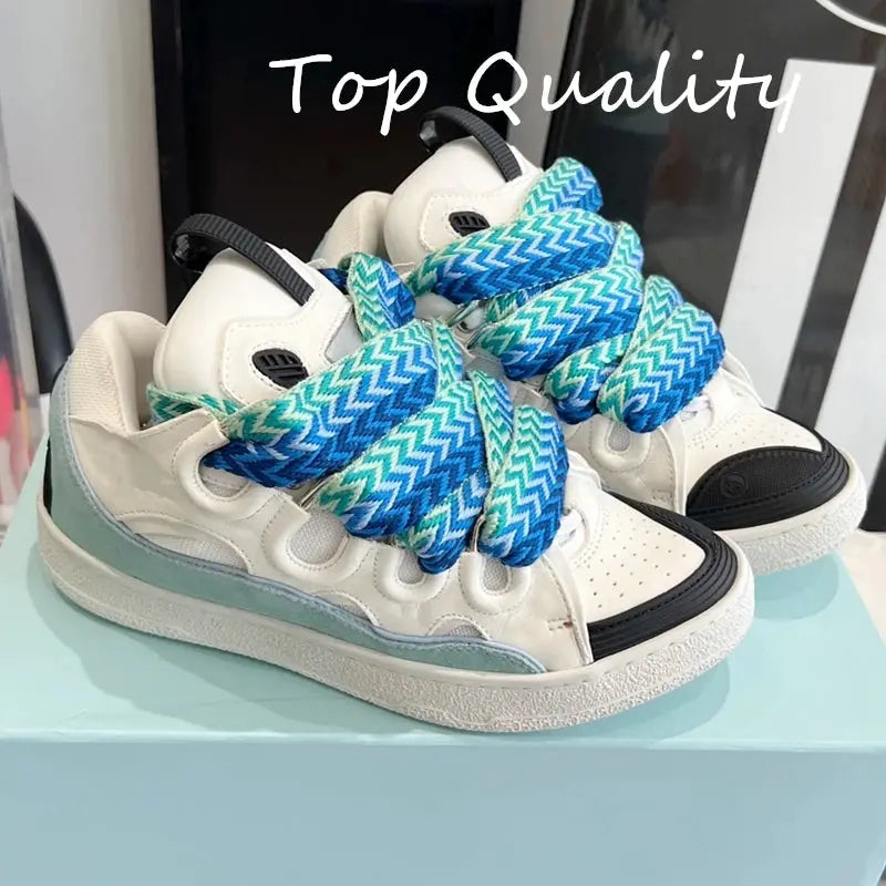 "Sneakers nere con lacci branded e dettagli bianchi" 👟 All You Need