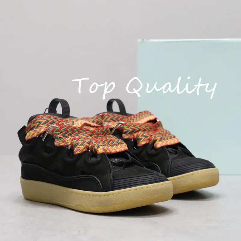 "Sneakers nere con lacci branded e dettagli bianchi" 👟 All You Need