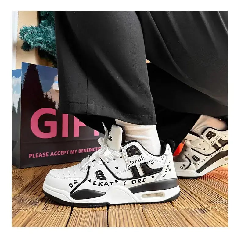 "Sneakers gialle con dettagli neri e suola bianca" 👟 All You Need