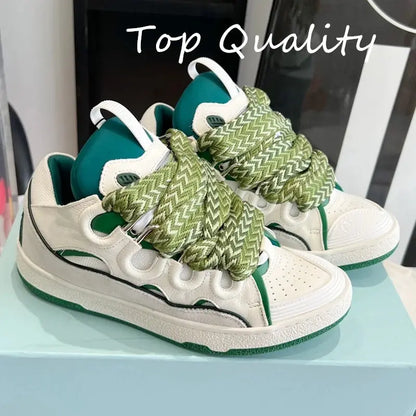 "Sneakers nere con lacci branded e dettagli bianchi" 👟 All You Need