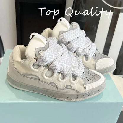 "Sneakers nere con lacci branded e dettagli bianchi" 👟 All You Need