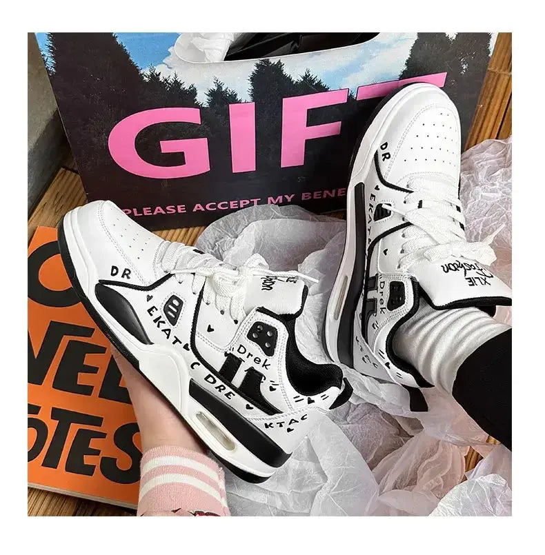 "Sneakers gialle con dettagli neri e suola bianca" 👟 All You Need