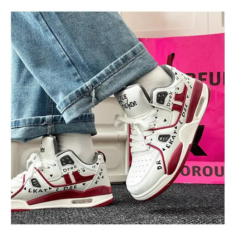 "Sneakers gialle con dettagli neri e suola bianca" 👟 All You Need