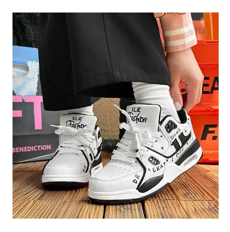 "Sneakers gialle con dettagli neri e suola bianca" 👟 All You Need