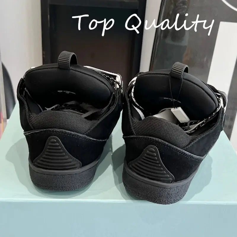 "Sneakers nere con lacci branded e dettagli bianchi" 👟 All You Need