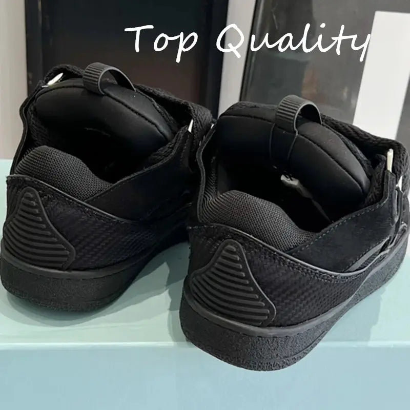 "Sneakers nere con lacci branded e dettagli bianchi" 👟 All You Need