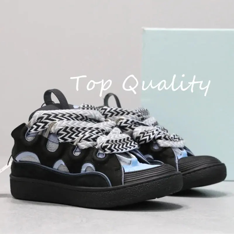 "Sneakers nere con lacci branded e dettagli bianchi" 👟 All You Need