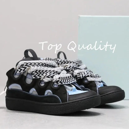 "Sneakers nere con lacci branded e dettagli bianchi" 👟 All You Need