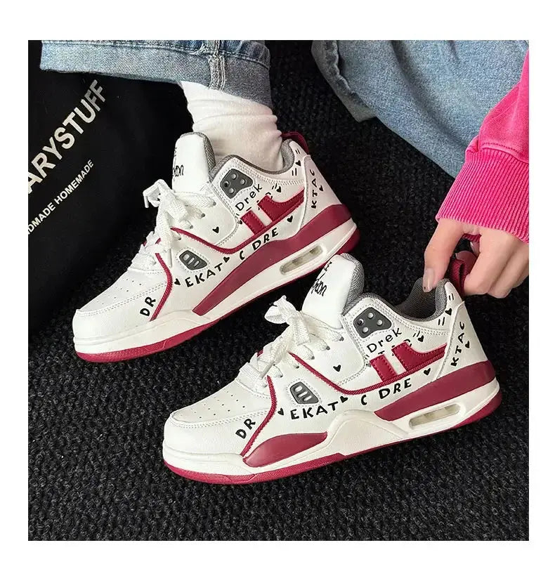 "Sneakers gialle con dettagli neri e suola bianca" 👟 All You Need