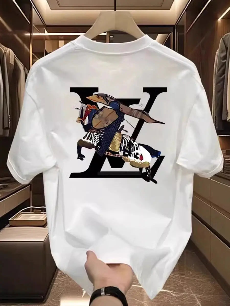 "T-shirt nera con stampa grafica e maxi logo bianco" 👕 All You Need