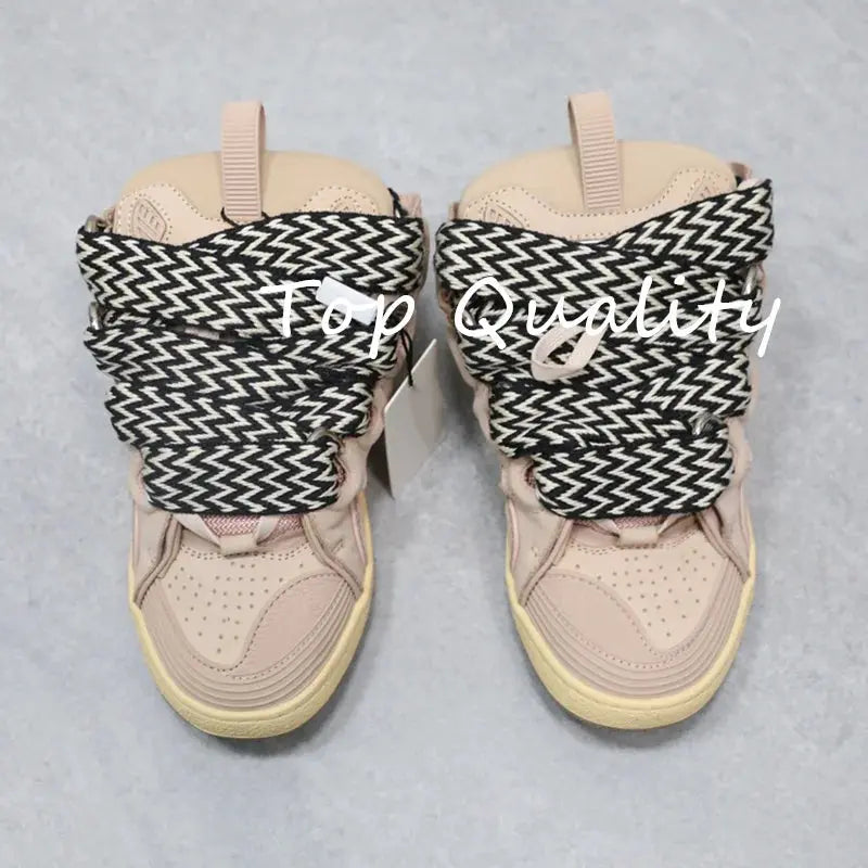 "Sneakers nere con lacci branded e dettagli bianchi" 👟 All You Need