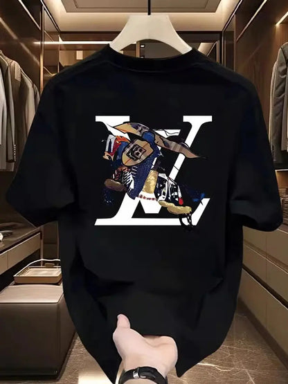 "T-shirt nera con stampa grafica e maxi logo bianco" 👕 All You Need