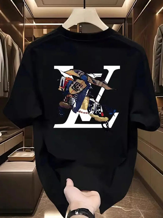 "T-shirt nera con stampa grafica e maxi logo bianco" 👕 All You Need