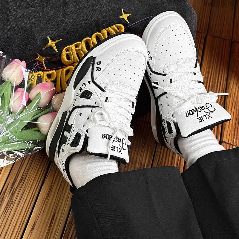 "Sneakers gialle con dettagli neri e suola bianca" 👟 All You Need