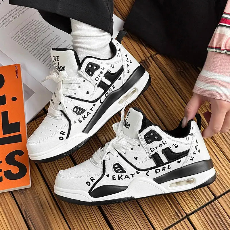 "Sneakers gialle con dettagli neri e suola bianca" 👟 All You Need