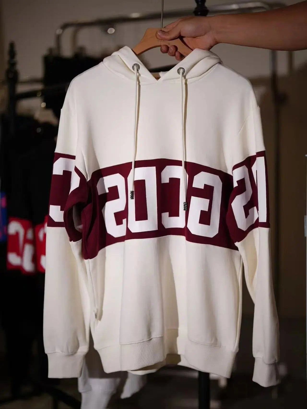 "Felpa nera con cappuccio e logo bianco/rosso a fascia" All You Need