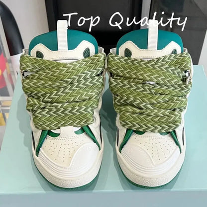 "Sneakers nere con lacci branded e dettagli bianchi" 👟 All You Need