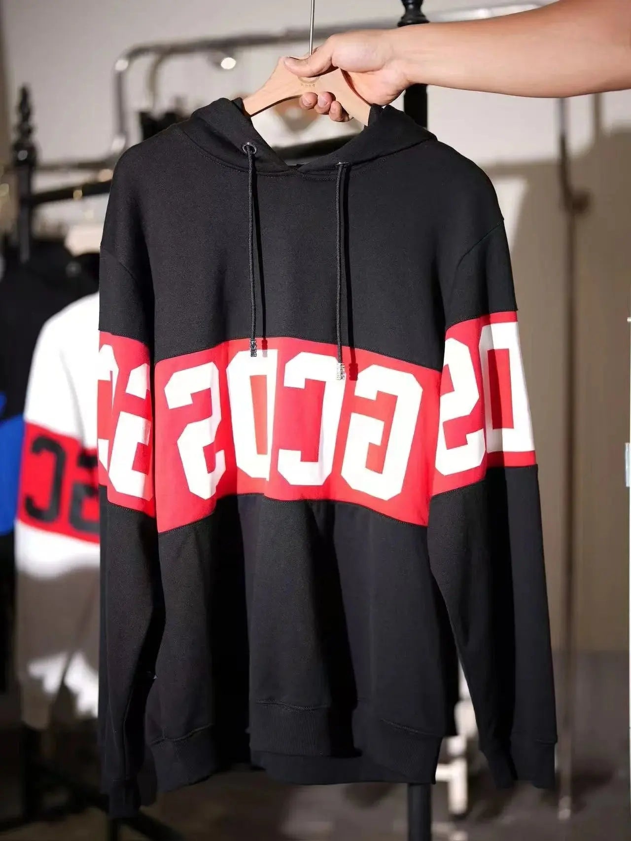 "Felpa nera con cappuccio e logo bianco/rosso a fascia" All You Need