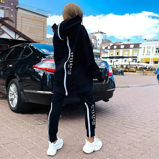 "Completo sportivo donna nero con dettagli bianchi e sneakers chunky" All You Need